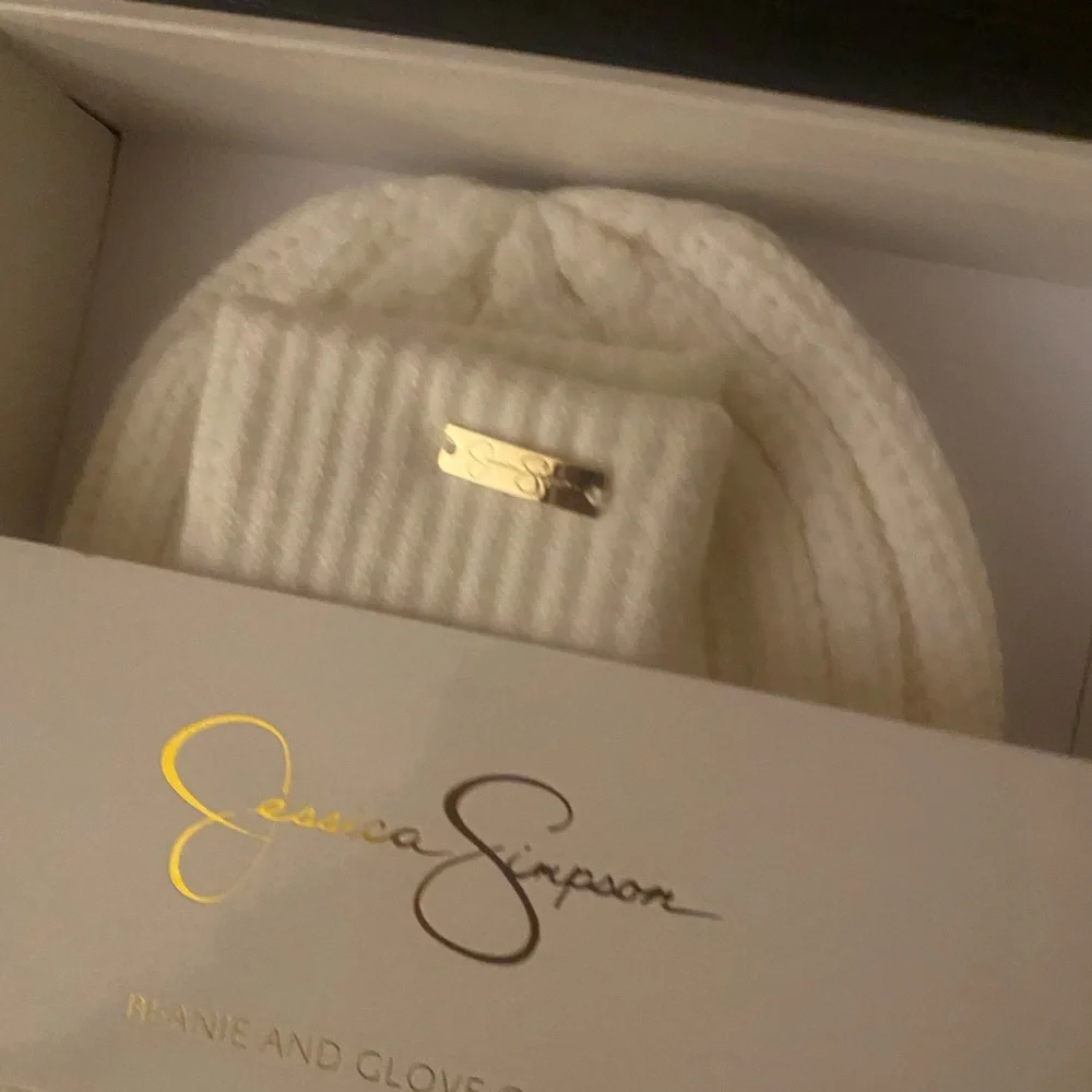 NEW Jessica Simpson beanie hat and glove gift set